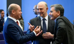Le ministre allemand des Finances Olaf Scholz discute avec le commissaire européen aux Affaires financières et le ministre grec des Finances Euclid Tsakalotos (R) lors d'une réunion de l'eurogroupe à Luxembourg le 21 juin 2018. 