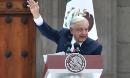 Le président mexicain sortant Andres Manuel Lopez Obrador salue la foule sur la place du Zocalo à Mexico, le 1er septembre 2024