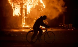 Une station essence incendiée à Minneapolis le 29 mai 2020