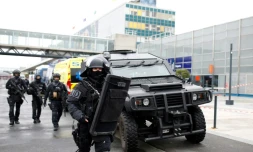 Des membres du RAID à l'aéroport d'Orly où un assaillant a été abattu après avoir attaqué des militaires, le 18 mars 2017 