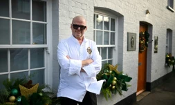 Le chef star britannique Heston Blumenthal pose devant son restaurant "The Fat Duck" ("Le gros canard"), dans le village de Bray, à l'ouest de Londres, le 19 novembre 2025