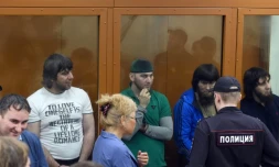 De G à D dans la cellule, les cinq Tchétchènes reconnus coupables du meurtre en février 2015 de l'opposant russe Boris Nemtsov: Khamzat Bakhaïev, Temirlan Eskerkhanov,  Chadid et Anzor Goubachev et Zaour Dadaïev, le 13 juillet 2017 à Moscou