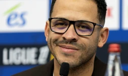 L'entraîneur anglais Liam Rosenior, annonçant son départ de Strasbourg à Chelsea, le mardi 6 janvier 2026, lors d'une conférence de presse à Strasbourg