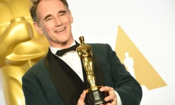 Mark Rylance pose avec son Oscar du meilleur second rÎle, le 28 février 2016 à HOllywood