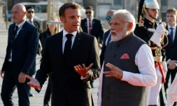 Le président Emmanuel Macron (g) acccueille le Premier ministre indien Narendra Modi au musée du Louvre pour un dßner, le 14 juillet 2023 à Paris