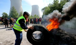 Des salariés bloquent l'accès à la centrale nucléaire de Nogent-sur-Marne le 26 mai 2016