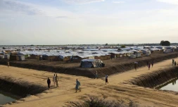 Des Soudanais dans le camp de l'ONU à Bentiu, dans le nord du Soudan du Sud, où logent environ 118.000 personnes déplacées du fait de la guerre civile, le 20 septembre 2015