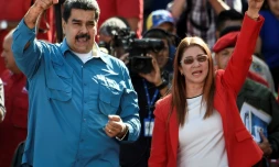 Le président vénézuélien Nicolas Maduro et son épouse Cilia Flores (d), lors d'un rassemblement, le 23 janvier 2018 à Caracas
