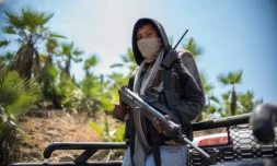 Un membre de la police communautaire de l'état du Guerrero monte la garde dans les collines de Carrizalillo au Mexique, le 24 mars 2018