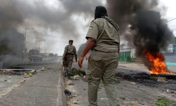 Les forces de sécurité mozambicaine à côté d'une barricade en feu à Maputo, la capitale du Mozambique, le 24 décembre 2024
The capital of Mozambique was deserted on Tuesday, its main arteries heavily secured, noted AFP, the day after the confirmation of the victory in the October elections of Frelimo, in power for half a century, while the opposition maintains his denunciations of fraud. Maputo remains frozen in a climate of fear and insecurity on Christmas Eve after violent demonstrations in the evening and night. The police, in armored vehicles, patrol the center.