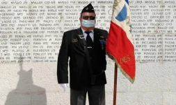 Un vétéran tient le drapeau français devant le monument aux morts à Nice, le 8 mai 2020 pour célébrer la fin de la Seconde guerre mondiale