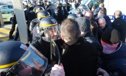 Les forces de l'ordre font face aux gardiens de prison en grĂšve de Perpignan, le 23 janvier 2018