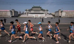 Les coureurs du marathon de Pyongyang devant le square Kim Il-Sung, le 9 avril 2017