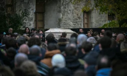 Le cercueil de Thomas, un adolescent de 16 ans tué en marge d'un bal de village dans la Drôme, est porté à l'entrée de la collégiale de Saint-Donat-sur-l'Herbasse, le 24 novembre 2023