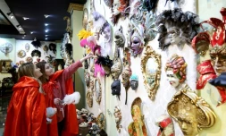 Des visiteurs admirent les masques de carnaval dans le salon de l'atelier Venice Art Mask à Shkodër en Albanie, le 20 février 2020