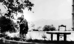 Le Dalaï lama dans le parc de sa résidence de Birla House, le 22 mai 1959 à Mussorie, en Inde