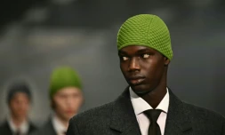 Des mannequins défilent pour Prada dans le cadre de la Fashion week masculine à Milan, le 14 janvier 2024