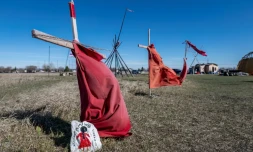 Des robes rouges à la mémoire des femmes autochtones tuées prÚs de la décharge de Prairie Green, à Winnipeg, dans la province du Manitoba, le 27 avril 2024 au Canada