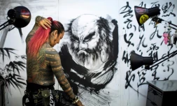 Le tatoueur japonais Noriyuki Katsuta, membre de l'association "Sauver le tatouage au Japon", pose dans son studio à Tokyo, le 15 novembre 2017