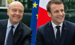Alain Juppé (g) et le président Emmanuel Macron sourient avant une réunion à Bordeaux, le 1er mars 2019
