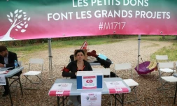 Photo prise le 1er juillet 2017 à Reuilly d'une militante avant un meeting de l'ancien candidat socialiste à la présidentielle Benoît Hamon qui lance à Paris le "mouvement du 1er juillet"