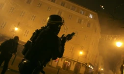 Un gendarme Français lance une grenade lacrymogĂšne lors d’affrontements avec des manifestants Ă Ajaccio, sur l’Ăźle mĂ©diterranĂ©ennz de Corse, Ă la suite d’une manifestation de soutien Ă Yvan Colonna agressĂ© par un codĂ©tenu Ă la prison d’Arles, le 9 mars 2022.