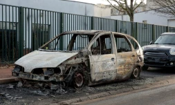 Carcasse de voiture brûlée dans le Cité des 3000 à Aulnay-sous-Bois le 7 février 2017 lors de violences en Seine-Saint-Denis après l'affaire du viol présumé de Théo