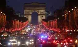 Des voitures circulant sur les Champs-Elysées, le 7 décembre 2018 à Paris