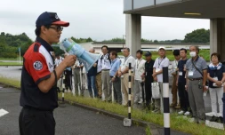 Un instructeur s'adresse à des participants à un stage de conduite pour seniors organisé par la Japan Automobile Federation (JAF), à Kanuma le 23 juillet 2017