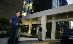 Des policiers devant les locaux du cabinet d'avocats Mossack Fonseca le 12 avril 2016 à Panama