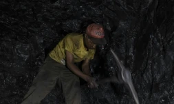 Un homme extrait à la main du charbon d'une mine abandonnée à Ermelo, en Afrique du Sud, le 20 avril 2021