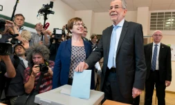 Le candidat à la présidentielle Alexander Van der Bellen vote à Vienne le 22 mai 2016