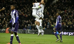 Zlatan Ibrahimovic fête son but pour le PSG contre Toulouse avec Serge Aurier, le 16 janvier 2016 au Stadium