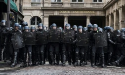Des forces de l'ordre devant le Conseil constitutionnel français lors de la 12e journée d'action contre la réforme des retraites, le 13 avril 2023 à Paris
