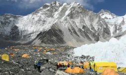 Des tentes au camp de base de l'Everest, le 23 avril 2018 au Népal
