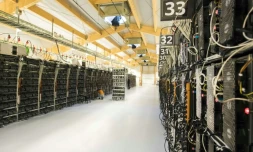 Des unités centrales d'ordinateur exécutant des algorithmes complexes permettant d'enregistrer une succession de transactions authentifiées et cryptées dans une fabrique de bitcoins, prÚs de Reykjavik le 16 mars 2018