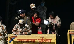 Des membres des familles sortent du chantier aprĂšs avoir eu un contact avec des ouvriers coincĂ©s dans le tunnel de Silkyara en construction, dans le district d'Uttarkashi, dans l'Ătat indien d'Uttarakhand, le 22 novembre 2023