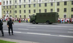 Dispositif policier dans une rue de Minsk pendant une manifestation de femmes, le 29 août 2020 à Minsk, au Bélarus