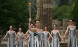 L'actrice grecque Mary Mina, lors de la cérémonie d'allumage de la flamme olympique mardi à Olympie, en GrÚce