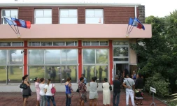 Les électeurs attendent devant le bureau de vote, le 6 décembre 2015 à La Possession, à La Réunion