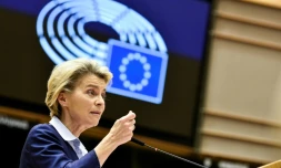 La présidente de la Commission européenne, Ursula von der Leyen devant le Parlement européen, à Bruxelles, le 16 décembre 2020