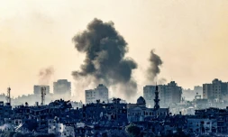 De la fumée s'élève dans le ciel dans le nord de la bande de Gaza, le 25 octobre 2023, dans cette photographie prise depuis la ville israélienne de Sdérot