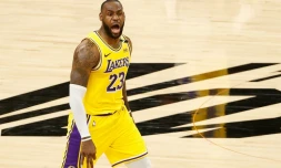 La star des Lakers LeBron James lors du deuxiÚme match de sa série de play-offs contre les Suns, le 25 mai 2021 à Phoenix, Arizona