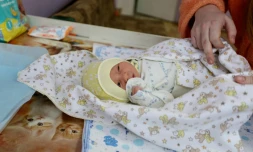 Le bébé d'Olga, jeune maman ukrainienne, le 16 janvier 2017 à la maternité d'Avdiïvka dans l'est du pays