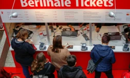Le public fait la queue pour acheter des tickets d'entrée pour le 70ème festival du film de Berlin le 17 février à Berlin.