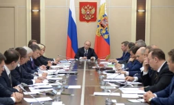 Le président russe Vladimir Poutine (c) lors d'un conseil des ministres dans la résidence Novo-Ogaryovo près de Moscou, le 30 septembre 2015