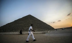 Un policier egyptien passe devant la pyramide de Cheops en Egypte, le 9 novembre 2015