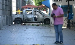 La voiture visée par un kamikaze sur l'avenue Bourguiba à Tunis, le 27 juin 2019