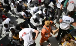 Des migrants à bord de l'Aquarius aprÚs avoir été secourus par "Medecins Sans FrontiÚres" et "SOS Mediterranée" le 25 mai 2016 au large de la Libye