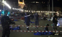 Des policiers, soldats et secouristes le 15 juillet 2016 sur la promenade des Anglais Ă Nice aprĂšs l'attentat qui a fait 86 morts
